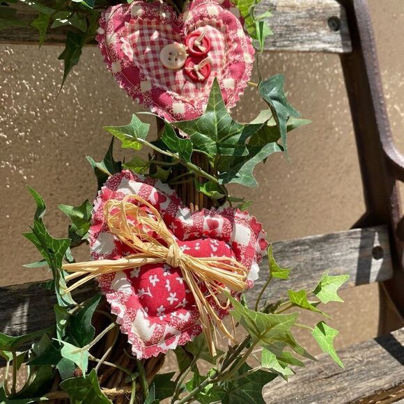 🏡HEART WREATH w/faux ivy, quilted hearts & welcome sign. Country/Farm perfect. - Picture 4 of 5